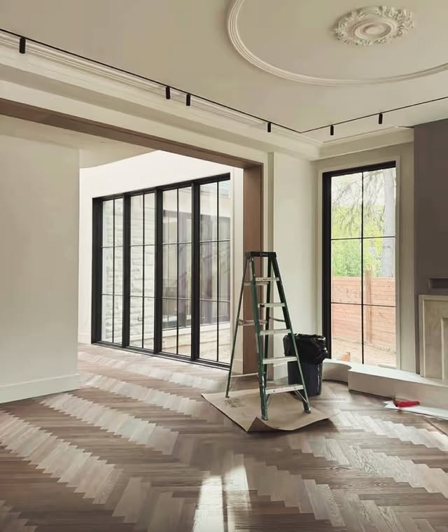 Интериор с дървен под и стълба